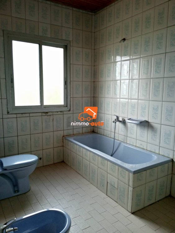 Immeuble R+2 à vendre ou à louer à ODZA.