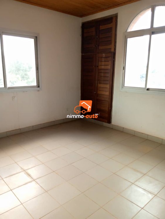 Immeuble R+2 à vendre ou à louer à ODZA.