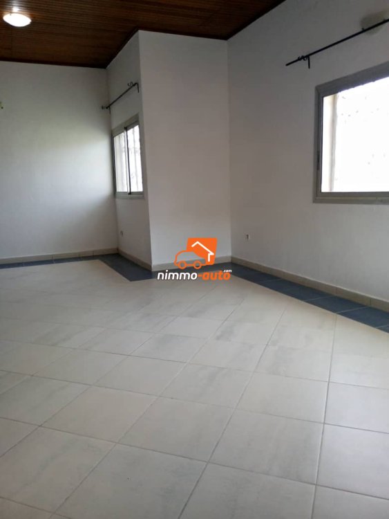 Très grand appartement haut standing à louer au Golf/Bastos