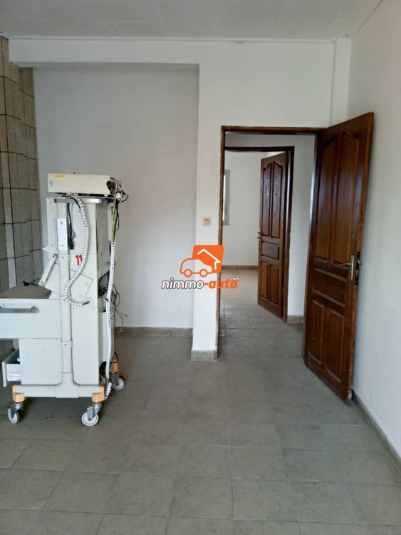 Bureau à louer à Nkomkana bordure de route principale