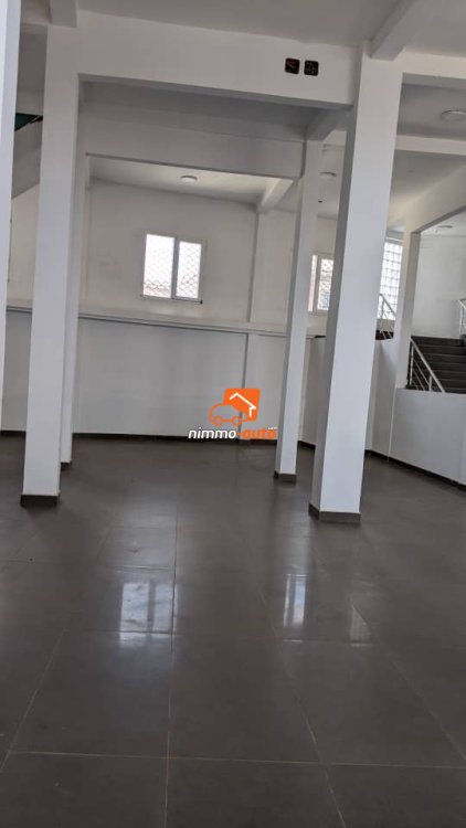Grand espace commercial de 450m² à louer à Anguissa