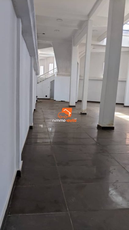 Grand espace commercial de 450m² à louer à Anguissa