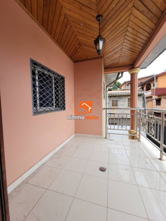 Très beau et vaste appartement moderne à louer à Biyemassi maison Blanche