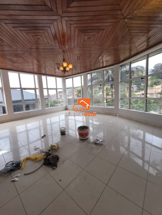 Très beau et vaste appartement moderne à louer à Biyemassi maison Blanche