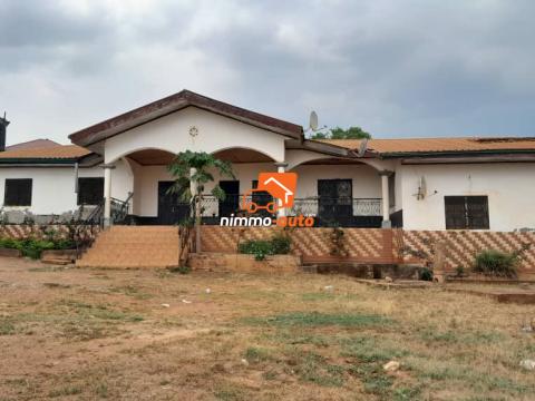 Très grande villa à vendre à Nkozoa