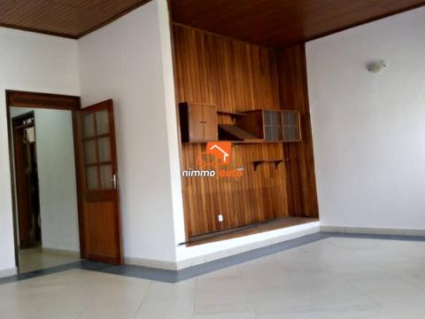 Très grand appartement haut standing à louer au Golf/Bastos