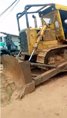 Bulldozer D7 à louer dans la ville de Douala