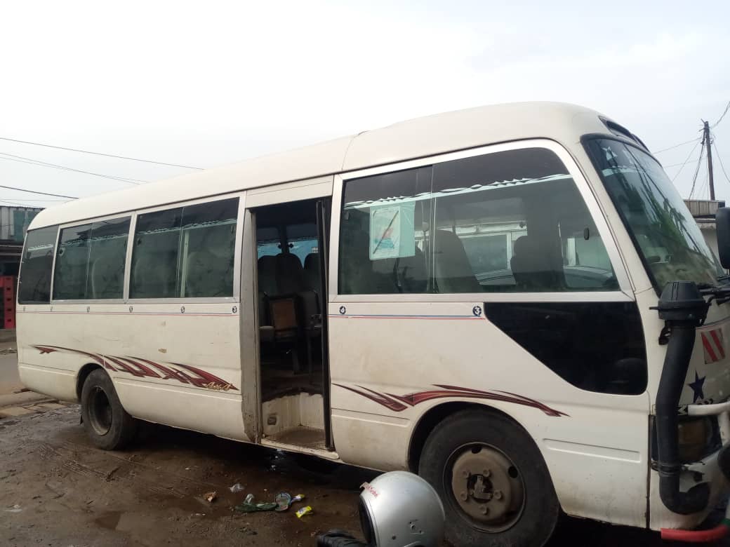 Coaster non climatisé de 30places à louer à Douala