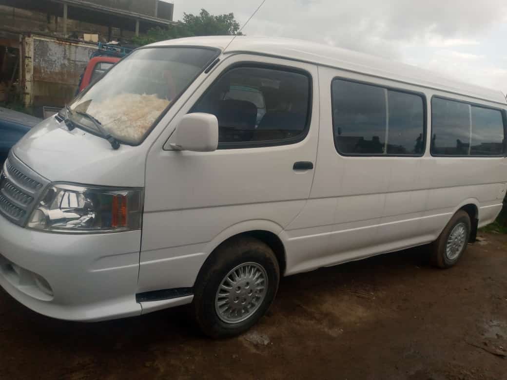 Hiace climatisée 15 places à louer