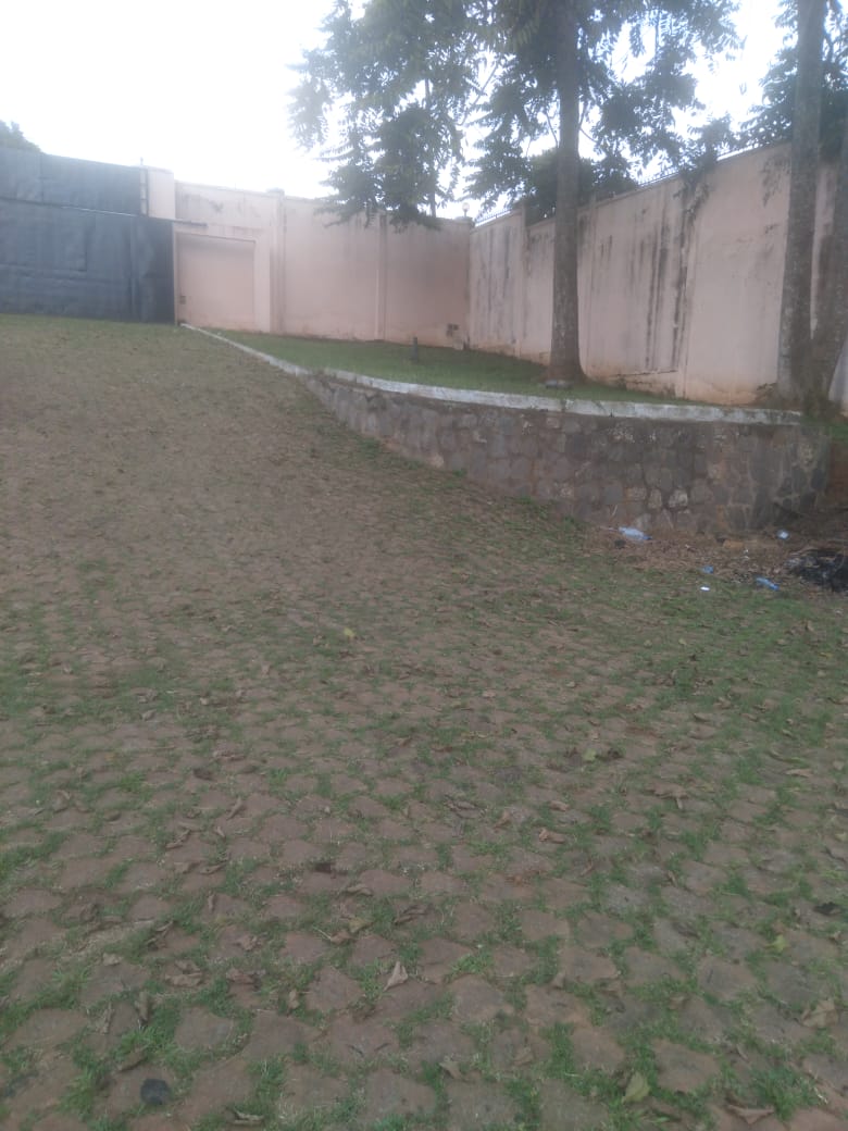 Très grande résidence à vendre au Complexe BEAC avec piscine