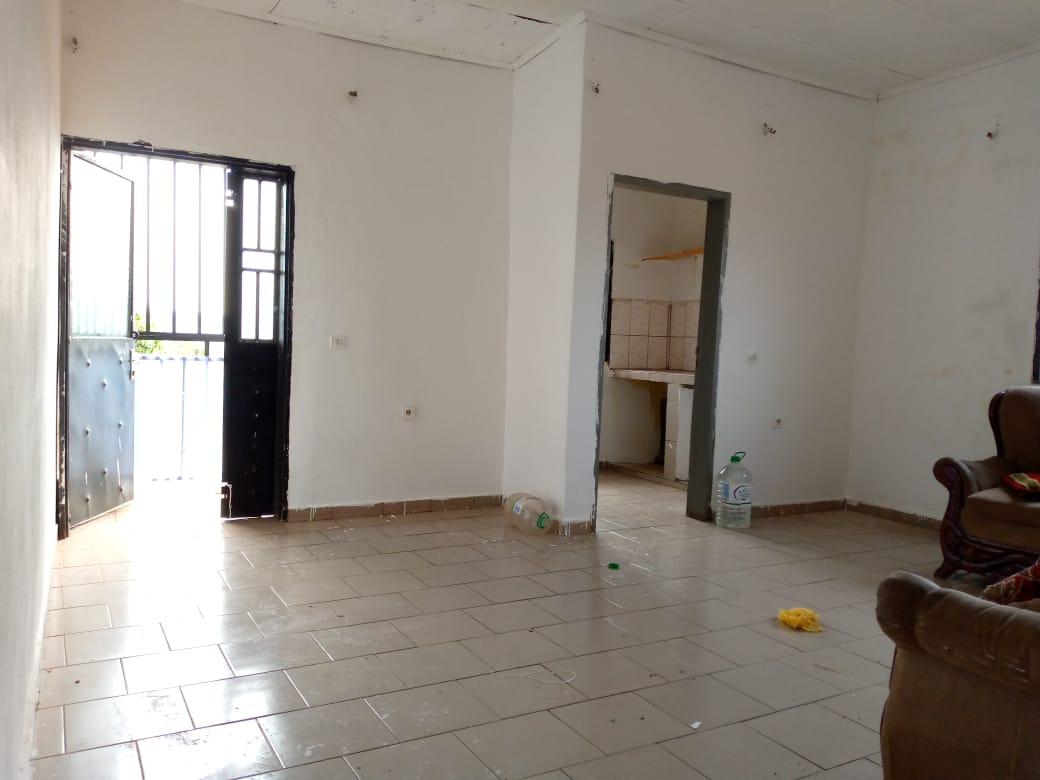 Studio à louer au Rond point express Biyemassi