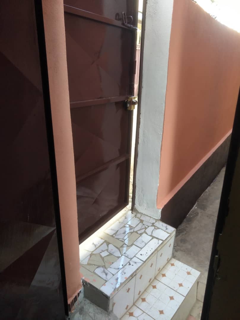 Chambre moderne nouvellement construite avec douche à l'extérieur à louer à Superette