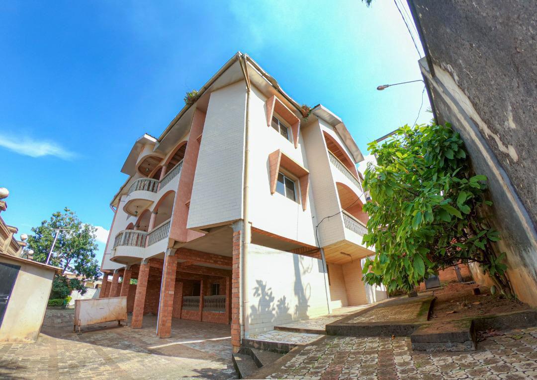 Immeuble R+2 à vendre ou à louer à ODZA.